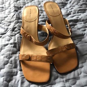 Bandolino tan sandals w heel